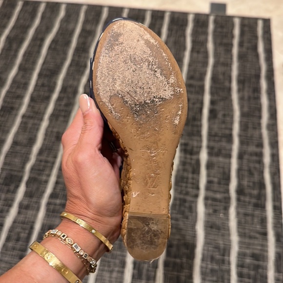 LOUIS VUITTON size 38 wedges in navy with white and black accents. - Picture 8 of 8